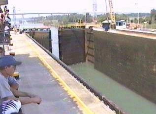 Portes qui ouvre pour laisser un bateau entrer ...