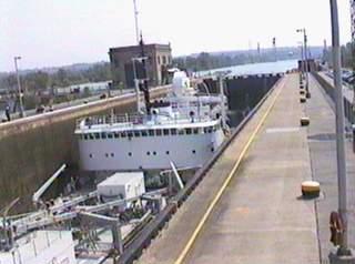 Bateau entre les murs du canal ...