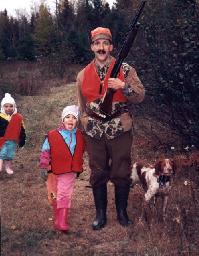 Jacques à la chasse avec ses deux filles et son épagnol breton